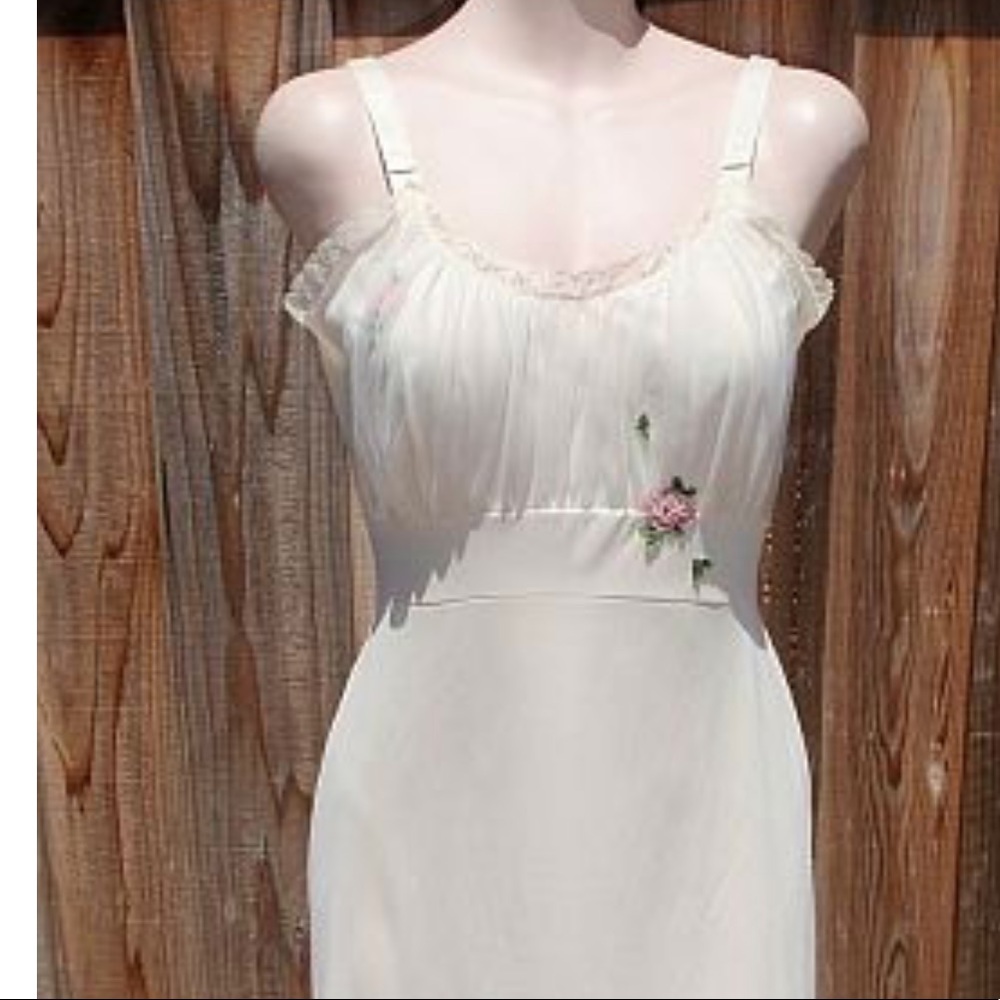 Gorgeous vintage slip from 1956.perfect condition.  Size 34.  Stunning.